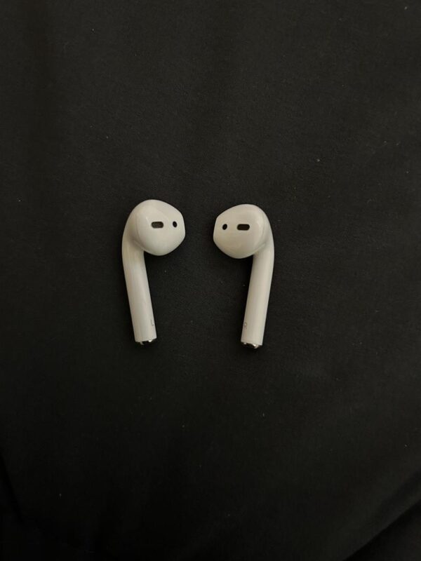 AirPods (2nd Generation) – Lightning Charging Case – Used - Image 3