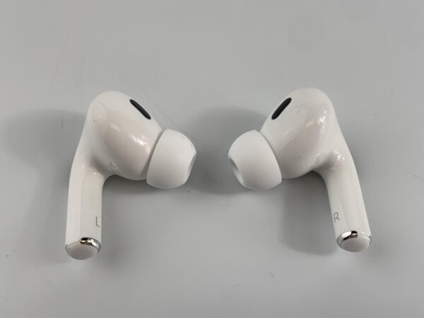 AirPods Pro (2nd Generation) – Lightning Charging Case – Used - Image 4