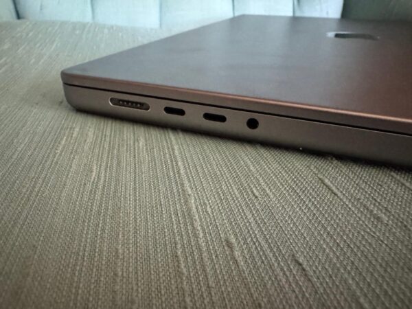 MacBook Pro 2023 – 16" – 1TB – Mint Condition - Image 4