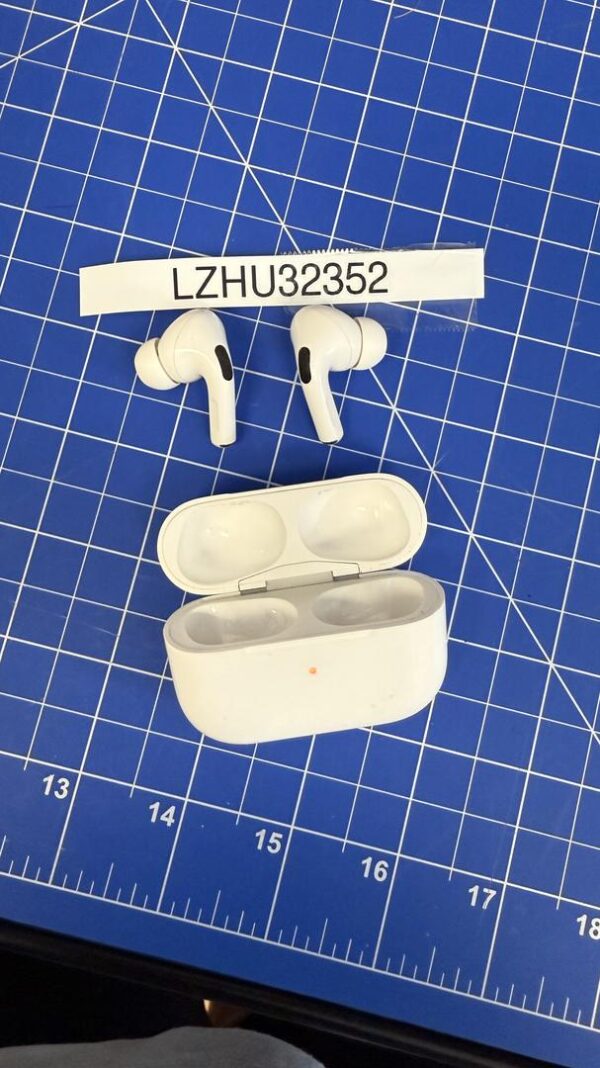 irPods Pro (1st Generation) – MagSafe Charging Case – Used - Image 2