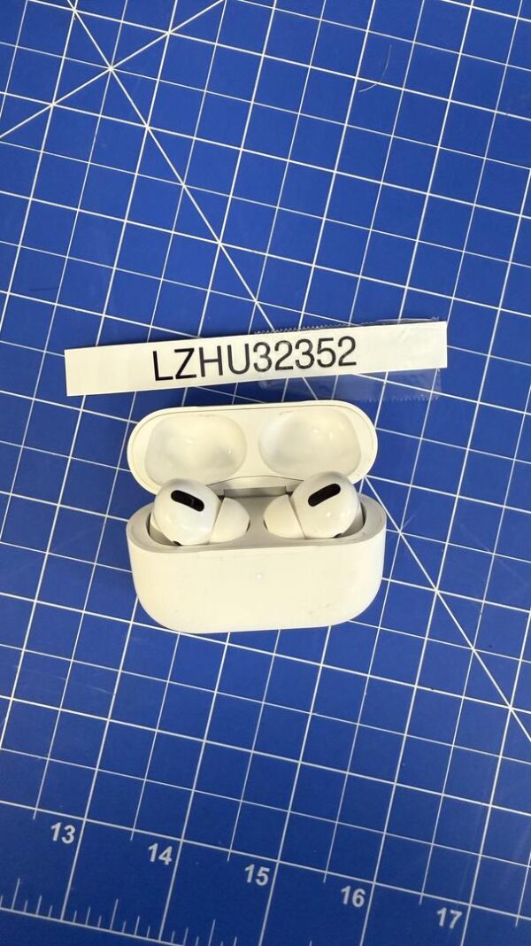 irPods Pro (1st Generation) – MagSafe Charging Case – Used - Image 3