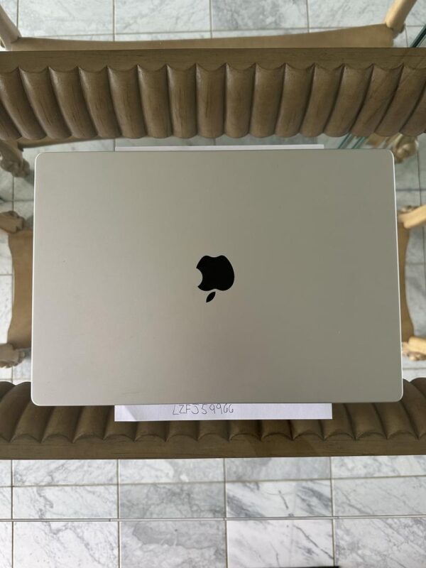 MacBook Pro 2024 – 16" – 512GB – Silver – Mint Condition