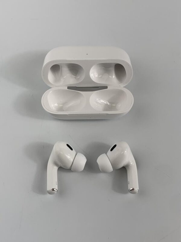 AirPods Pro (2nd Generation) – Lightning Charging Case – Used - Image 7