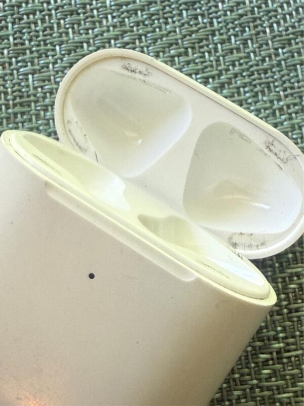 AirPods (2nd Generation) – Wireless Charging Case - Image 8