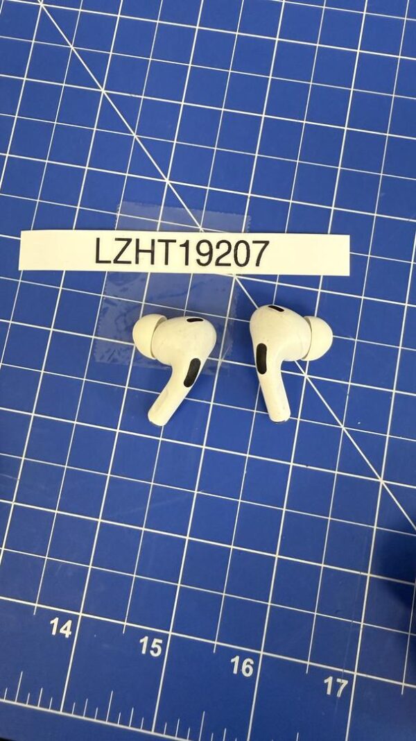 AirPods Pro (2nd Generation) – Lightning Charging Case – Used - Image 4