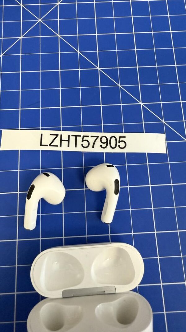 AirPods (3rd Generation) – Lightning Charging Case - Image 6