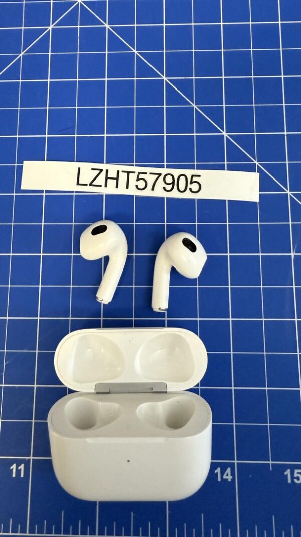 AirPods (3rd Generation) – Lightning Charging Case - Image 4