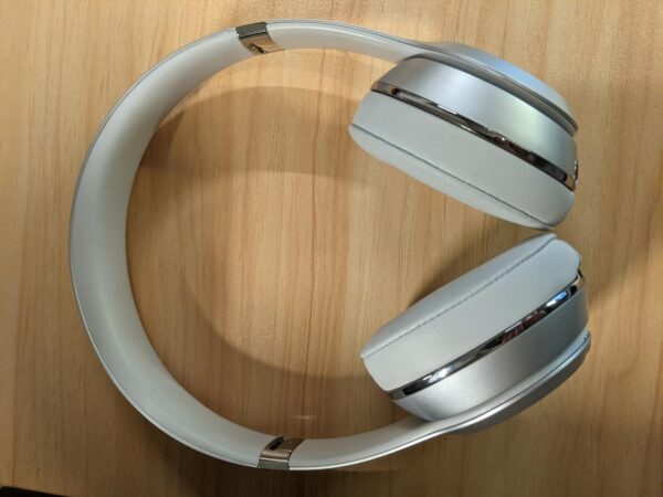 Beats Solo3 Wireless – Used – Silver - Image 4