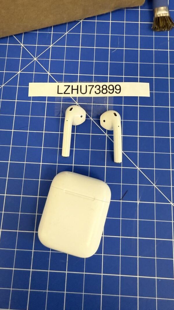 Apple AirPods (1st Generation) – Lightning Charging Case – Very Good Condition - Image 4