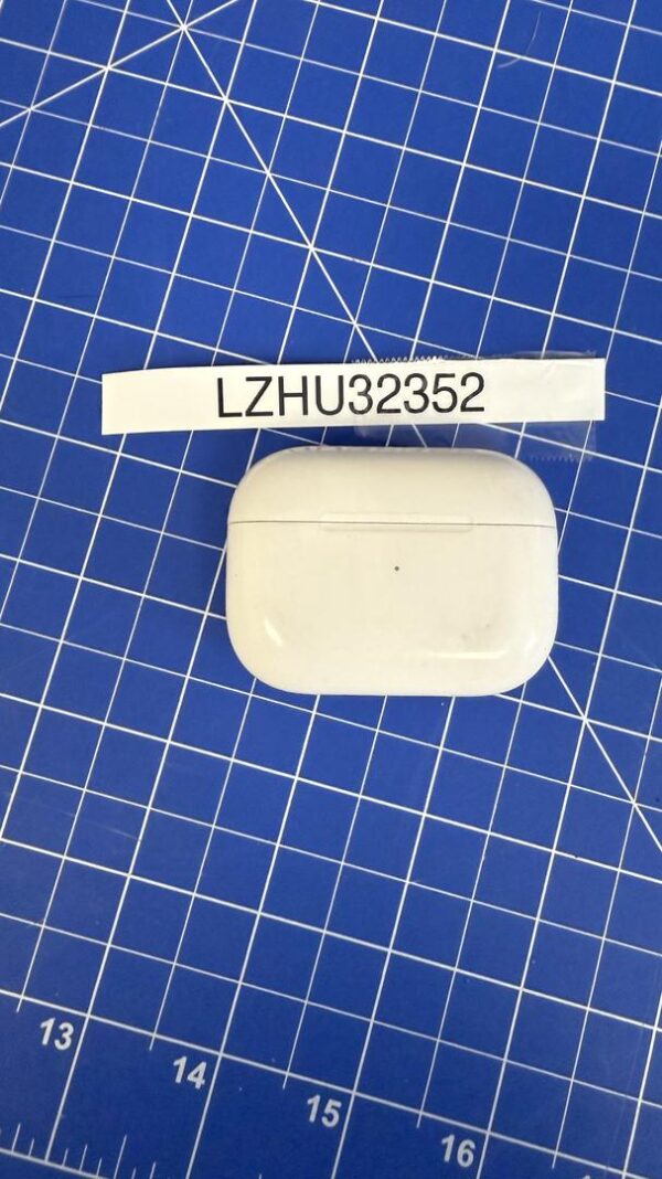irPods Pro (1st Generation) – MagSafe Charging Case – Used - Image 4