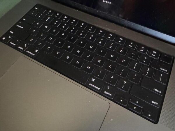 MacBook Pro 2023 – 16" – 1TB – Mint Condition - Image 9
