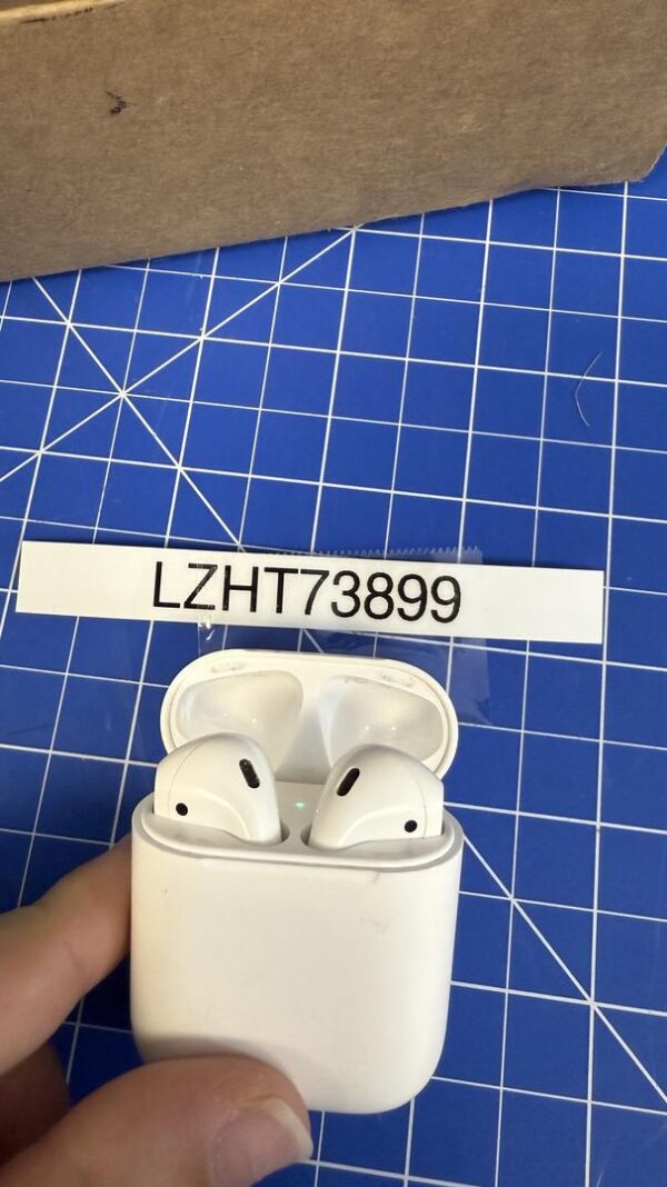 Apple AirPods (1st Generation) – Lightning Charging Case – Very Good Condition
