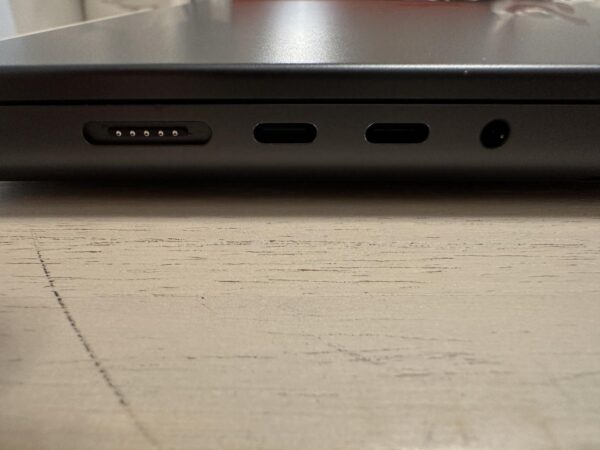MacBook Pro 2024 – 16" – 512GB – Space Black – Good Condition - Image 7