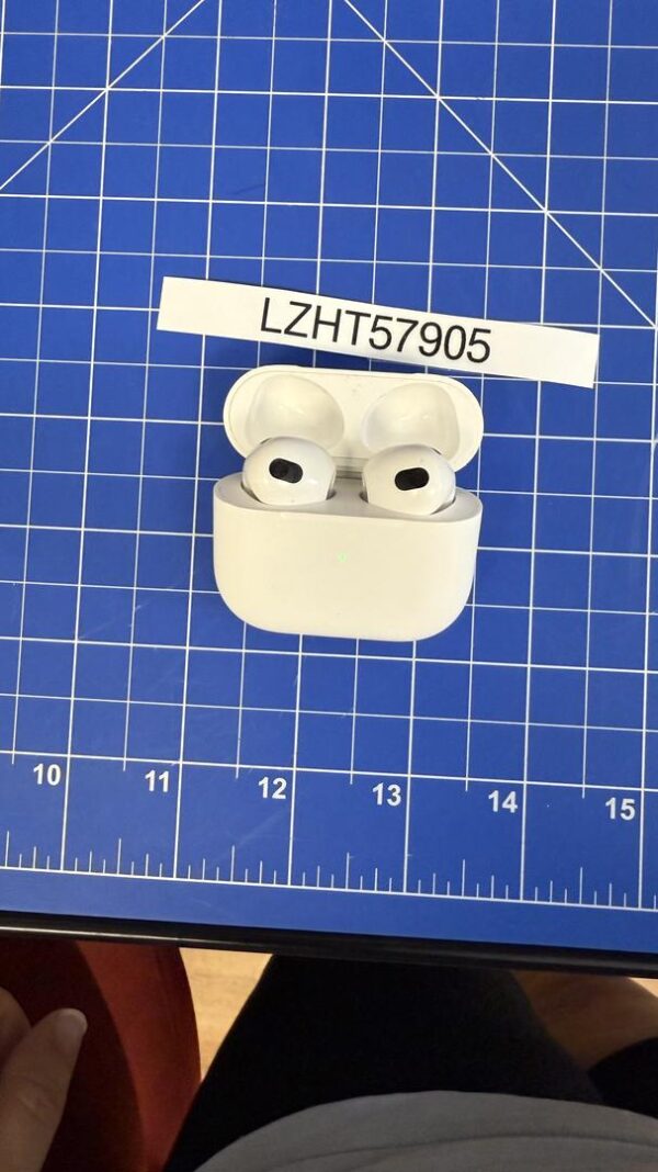 AirPods (3rd Generation) – Lightning Charging Case - Image 7